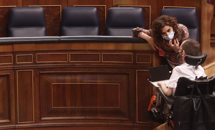 Archivo - La ministra portavoz y de Hacienda, María Jesús Montero, conversa con el portavoz de Unidas Podemos en el Congreso, Pablo Echenique, en el Congreso de los Diputados durante una sesión plenaria