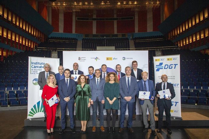 Archivo - El vicepresidente,, Pablo Zuloaga, y la consejera de Empleo y Políticas Sociales, Ana Belén Álvarez, asisten al acto de entrega de los distintivos de seguridad vial del proyecto Circula en foto de archivo