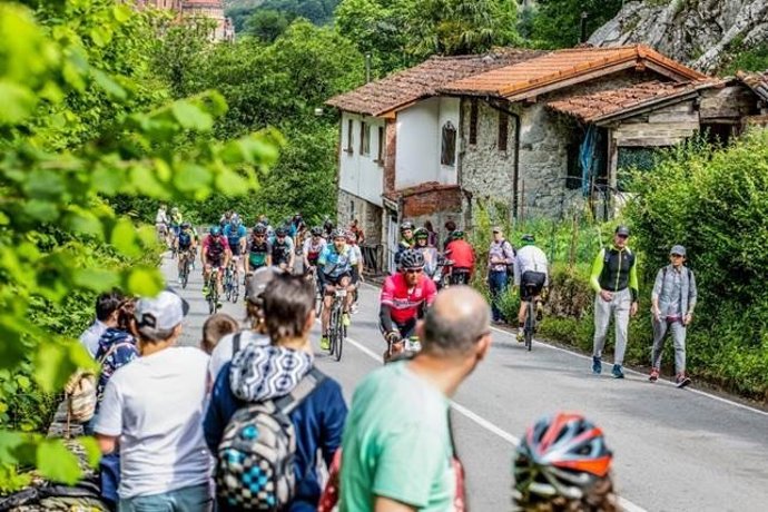 Los desafíos cicloturistas de La Vuelta de los Puertos de Guadarrama y Lagos Covadonga abren inscripciones.