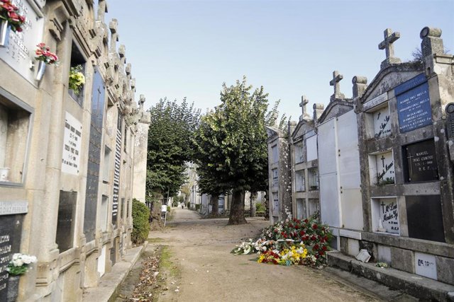 Archivo - Nichos en un cementerio .