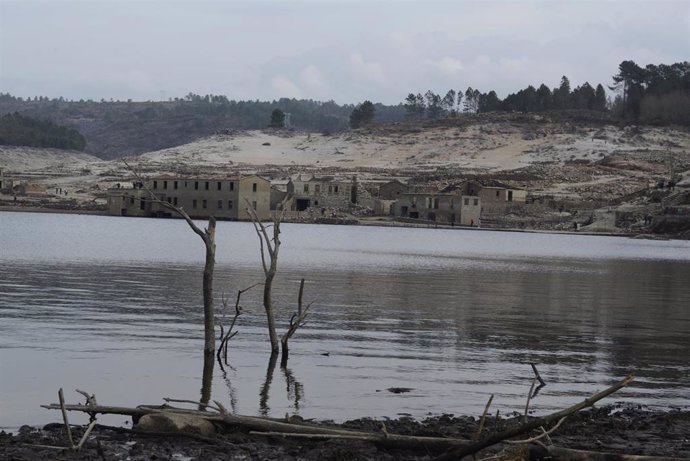 Ruinas de la aldea de Aceredo, a 12 de febrero de 2022, en Lobios, Ourense, Galicia (España). La sequía, producida en las cuencas gallegas por la falta de lluvia, ha dejado Aceredo al descubierto.