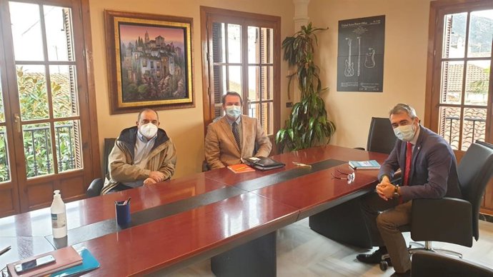 El alcalde de Benalmádena, Víctor Navas, en una reciente reunión con Apeco sobre el parque de atracciones Tívoli World