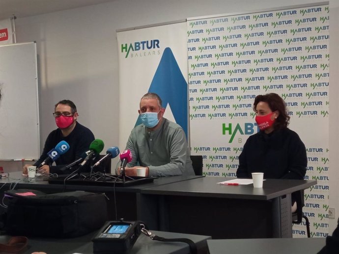 El presidente de Habtur, Toni Barceló (centro), junto a la presidenta de RBC Mallorca, Eugnia Cusí (d), y el presidente de la asociación de guías turísticos de Pimem, Biel Rosales (i).