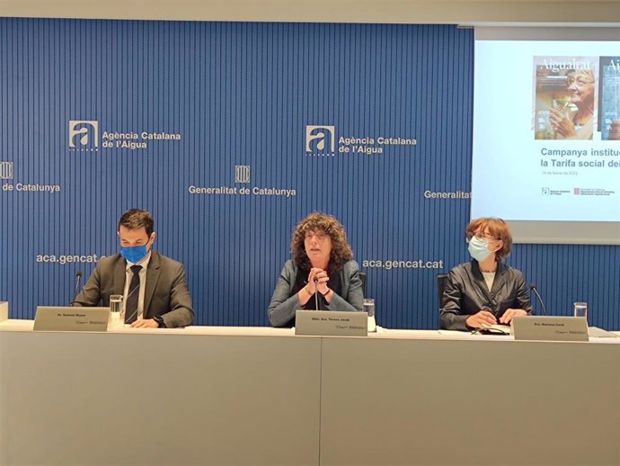 La consellera de Acción Climática, Alimentación y Agenda Rural de la Generalitat, Teresa Jord; la secretaria de Acción Climática, Anna Barnadas, y el director de la Agncia Catalana de l'Aigua (ACA), Samuel Reyes, en rueda de prensa