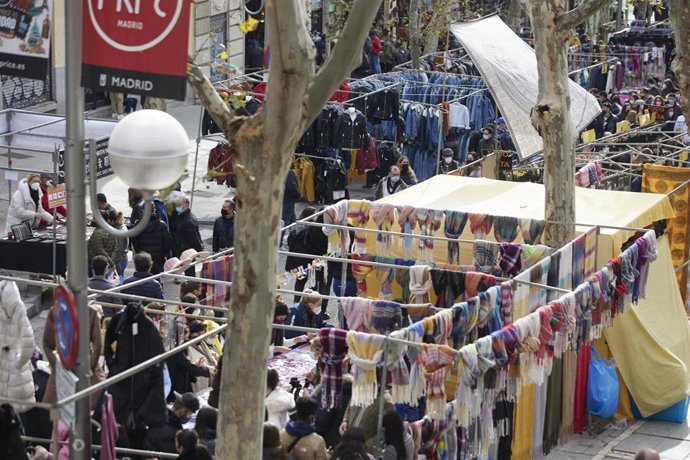 Archivo - Varias personas visitan los puestos en El Rastro de Madrid  