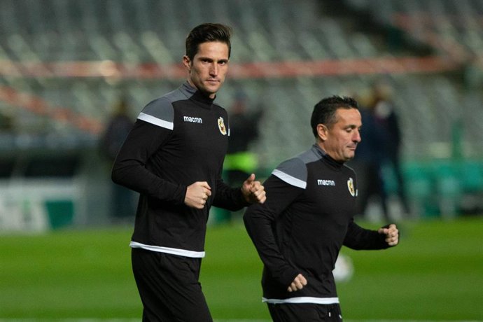 Archivo - El colegiado José Luis Munuera Montero calienta antes del partido de la Supercopa entre Real Sociedad y FC Barcelona. 