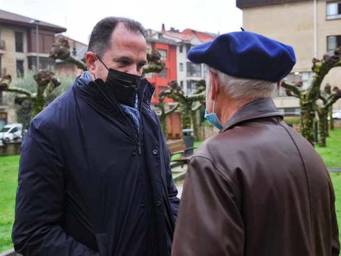 Archivo - El presidente del PP vasco, Carlos Iturgaiz 