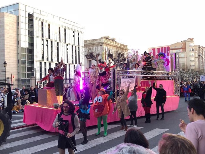 Archivo - La comparsa 'Transformers', ganadora del desfile de Carnaval 2019 de Logroño