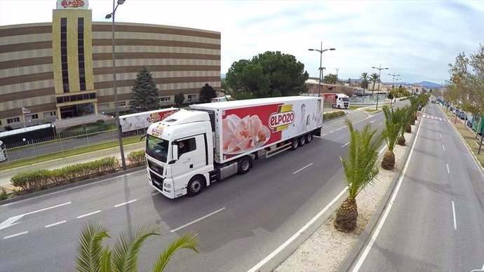 Un camión de ElPozo delante de las instalaciones de la compañía en Alhama de Murcia (Murcia)