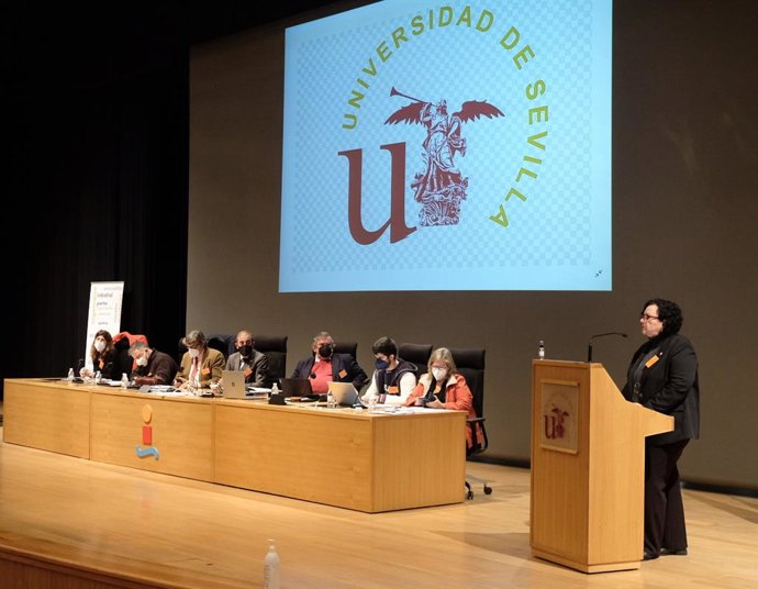 La candidata a Defensora Universitaria de la US, Mercedes Lomas Campos, en el claustro presentando las líneas básicas de su propuesta para acceder al cargo.
