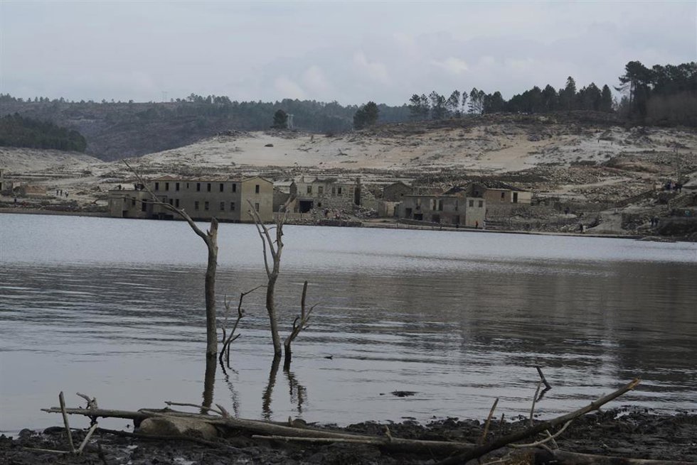 Ruinas de la aldea de Aceredo, a 12 de febrero de 2022, en Lobios, Ourense, Galicia (España). La sequía, producida en las cuencas gallegas por la falta de lluvia, ha dejado Aceredo al descubierto, convirtiéndose en atracción turística. Esta aldea quedó 