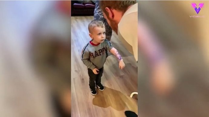 Niño de dos años se tatuó junto a su padre
