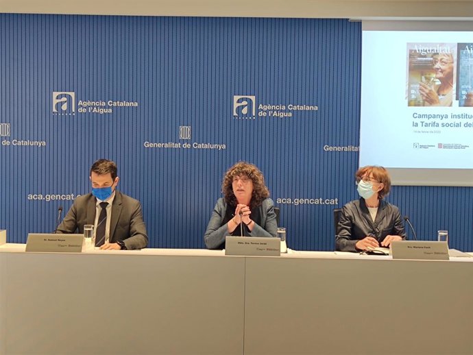 La consellera d'Acció Climtica, Alimentació i Agenda Rural de la Generalitat, Teresa Jord; la secretria d'Acció Climtica, Anna Barnadas, i el director de l'Agncia Catalana de l'Aigua (ACA), Samuel Reyes, en la roda de premsa