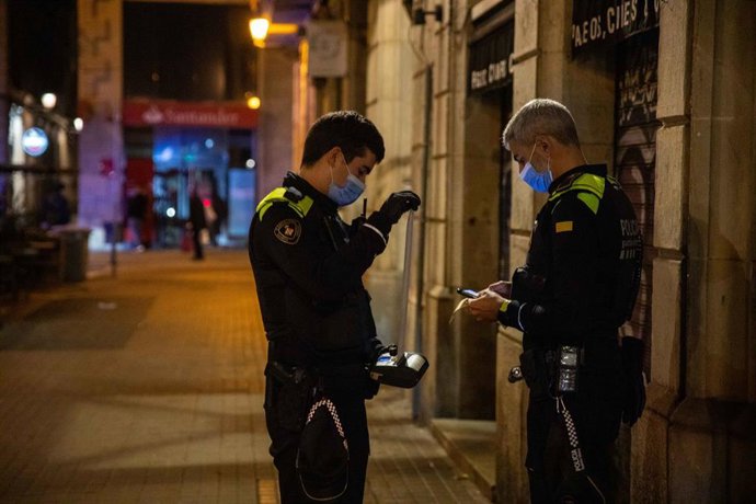 Archivo - Una pareja de la Guardia Urbana, en una foto de archivo.