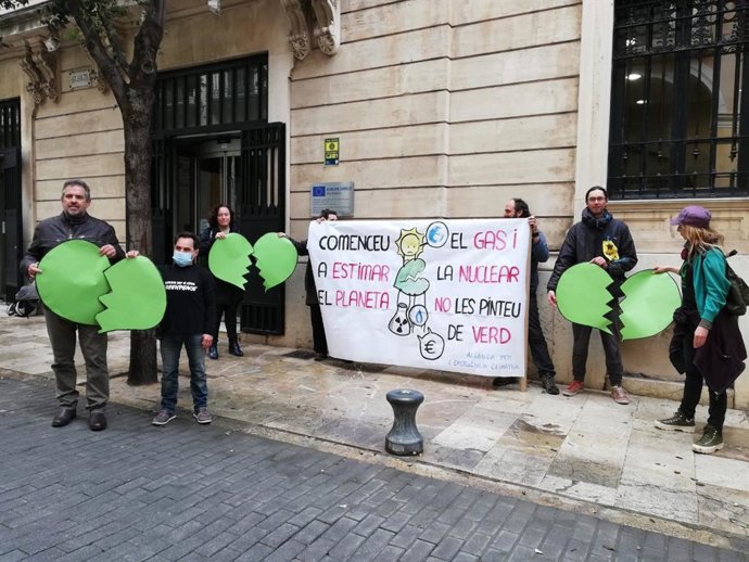 Aliana per l'Emergncia Climtica Mallorca protesta contra la inclusión del gas y la energía nuclear como verdes en Europa.
