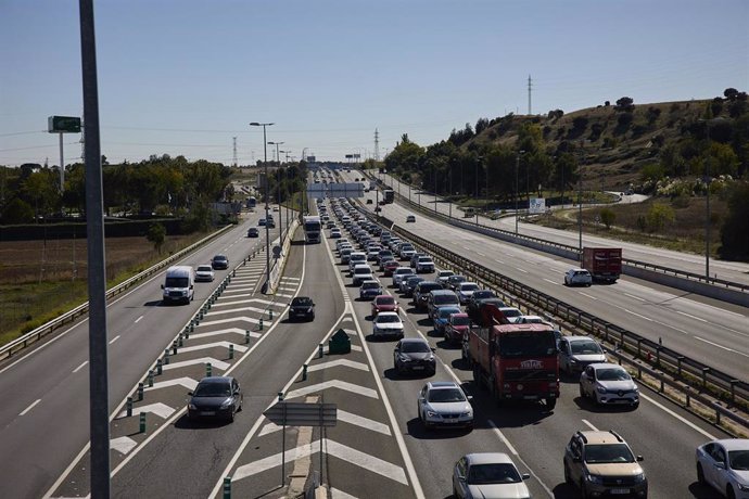 Archivo - Un atasco en el km. 23 de la autopista A-1, con motivo de la operación salida del Puente del Pilar 2021, el primero sin apenas restricciones debido a la pandemia del Covid-19, a 8 de octubre de 2021, en Madrid (España). Con motivo de la festiv