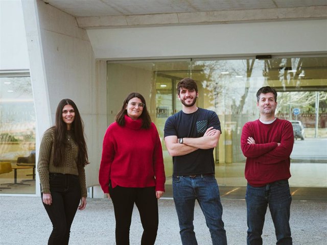 De izq a dcha: Ana Montero Calle (investigadora predoctoral); María Garranzo Asensio (investigadora postdoctoral); Guillermo Solís Fernández (Investigador predoctoral) y Rodrigo Barderas, científico de la Unidad Funcional de Investigación.