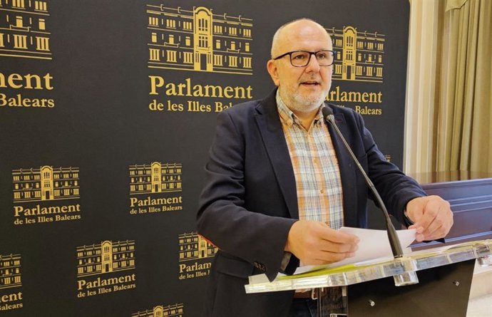 El portavoz parlamentario de MÉS per Mallorca, Miquel Ensenyat, en una rueda de prensa.