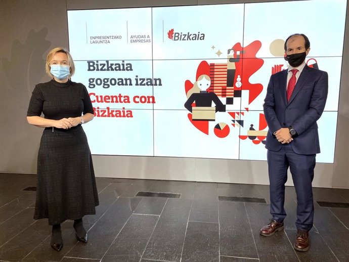 La diputada de Promoción Económica, Ainara Basurko, y el director de Competitividad Empresarial y Emprendimiento, Joseba Mariezkurrena, presentan el programa de subvenciones 'Cuenta con Bizkaia'