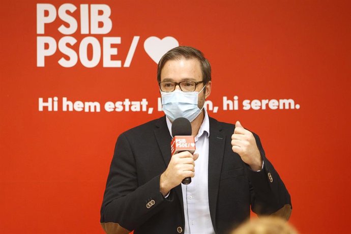 Archivo - El secretario general del PSOE de Palma y alcalde de la ciudad, José Hila, en un acto público del PSOE balear. 