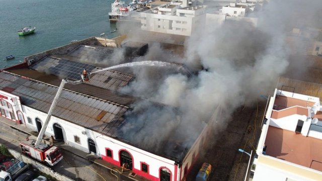 Imagen aérea del incendio en el polígono pesquero de Isla Cristina.