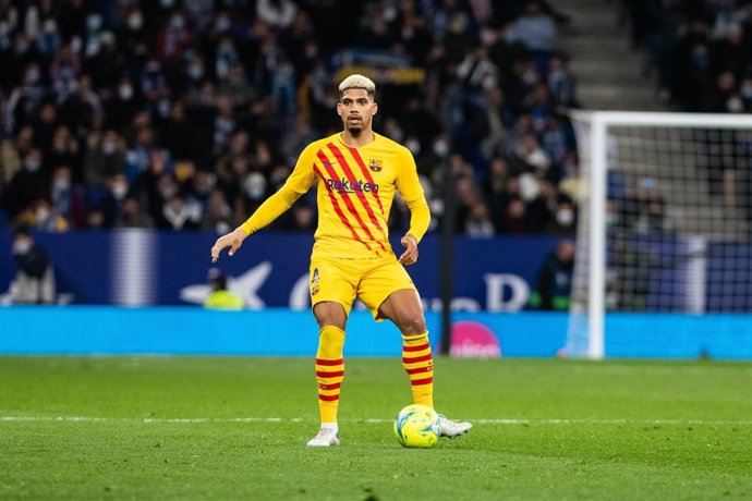 El central Ronald Araujo del FC Barcelona en una acción del partido contra el RCD Espanyol en el RCDE Stadium en LaLiga Santander 2021/22