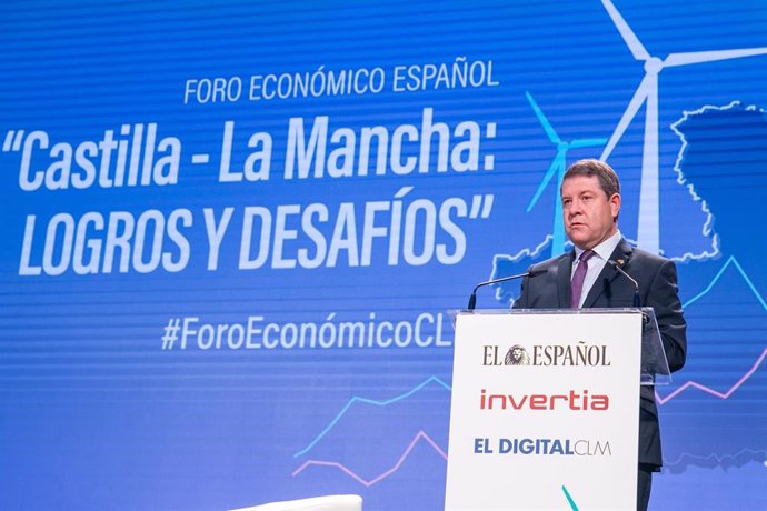 El presidente de Castilla-La Mancha, Emiliano García-Page, abre el I Foro Económico Español Castilla-La Mancha: Logros y Desafíos, que se celebra en la sede de la entidad financiera Eurocaja Rural.