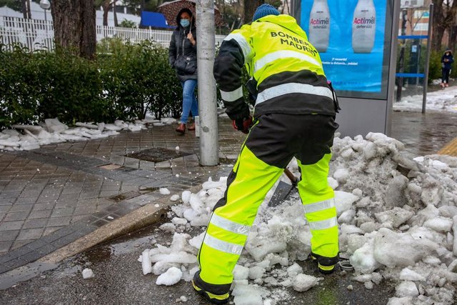 Archivo - Un miembro del Cuerpo de Bomberos continúa con las tareas de limpieza de calles tras la gran nevada provocada por la borrasca ‘Filomena’, en la calle Ginzo de Limia, Madrid (España), a 20 de enero de 2021.