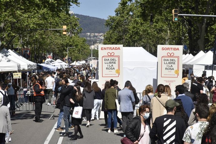 Archivo - Barceloneses salen a la calle para celebrar la Diada de Sant Jordi de 2021, adaptada por la pandemia.