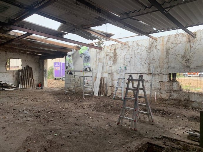 Tareas de demolición de la edificación del camino de Son Fangos.