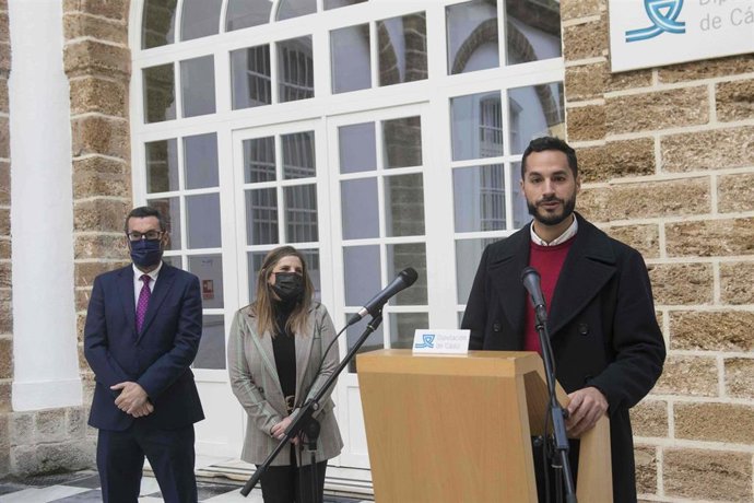 Mario Fernández con Irene García y Juan Franco.