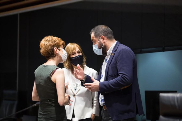Archivo - Imagen de archivo de Bakartxo Ruiz, portavoz de EH Bildu; Uxue Barkos, portavoz de Geroa Bai, y Ramón Alzórriz, portavoz del PSN, en el Parlamento de Navarra.