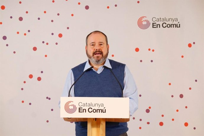 El portaveu dels comuns i diputat al Congrés, Joan Mena, en la roda de premsa