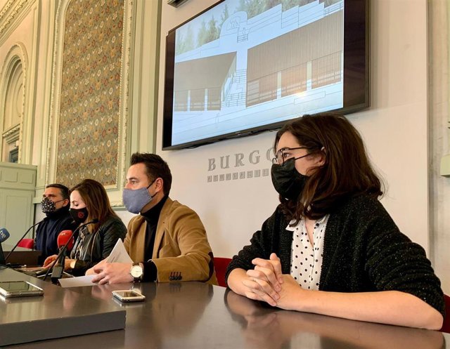 En el centro de la imagen el alcalde de Burgos, Daniel de la Rosa, presentando el Plan de Actuación del Castillo.