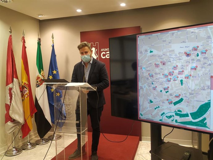 El concejal de Turismo del Ayuntamiento de Cáceres, Jorge Villar, en una rueda de prensa
