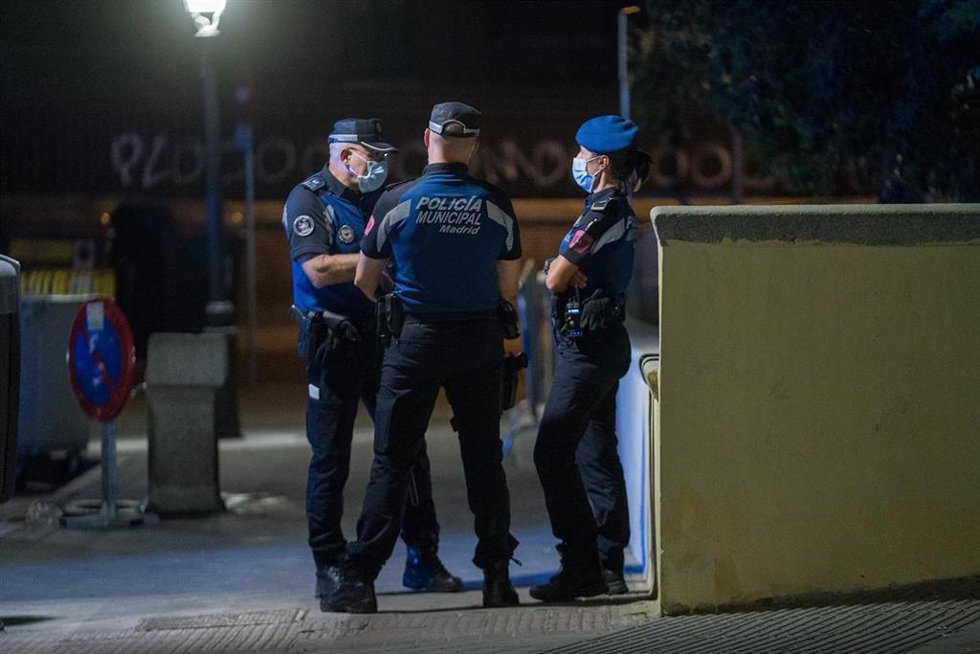 Archivo - Tres policías municipales de Madrid hacen guardia en el dispositivo policial