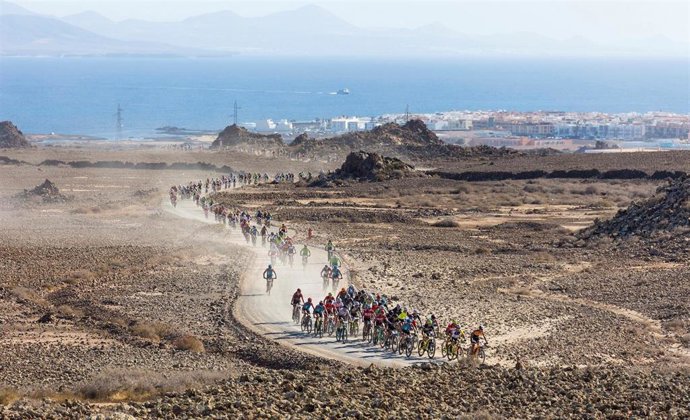 Archivo - Participantes en una de las ediciones de Fuertebike