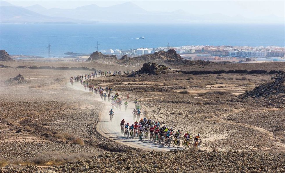 Archivo - Participantes en una de las ediciones de Fuertebike