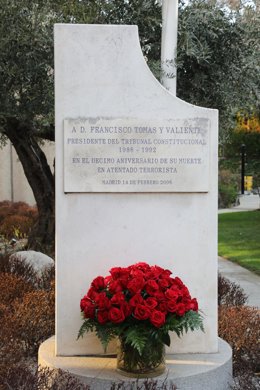 Archivo - Monumento en homenaje a Tomás y Valiente por su asesinato a manos de ETA hace 25 años, en el Tribunal Constitucional, en Madrid (España), a 15 de febrero de 2021. El que fuera presidente del Tribunal Constitucional fue asesinado por ETA el 14 