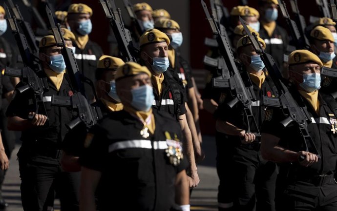 Archivo - Militares durante el desfile militar en el Día de la Hispanidad