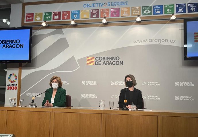 La consejera autonómica de Ciudadanía y Derechos Sociales, María Victoria Broto, y la  directora gerente del IASS, Noelia Carbó, durante la rueda de prensa