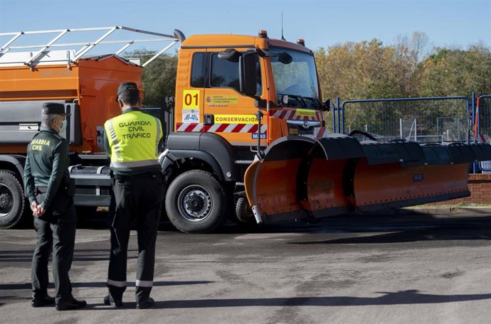 Archivo - Vehículo de conservación de carreteras