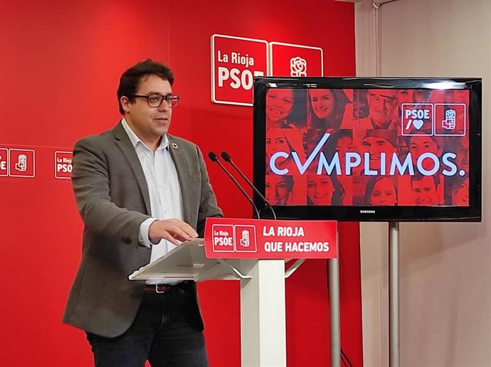 El secretario de Estrategia, Estudios, Programa y Acción Electoral del PSOE de La Rioja, Daniel Carrillo, en comparecencia de prensa