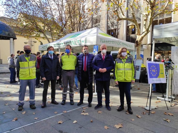 Repullo (segundo por la izda.), Bellido (cuarto) y Ruiz (quinto) en la celebración del aniversario del Servicio de Emergencias 112.