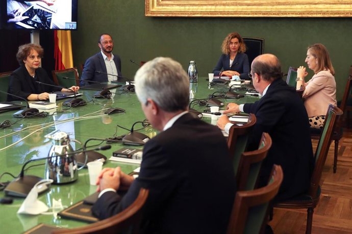 Archivo - La presidenta del Congreso de los Diputados, Meritxell Batet (c), preside una reunión de la Mesa del Congreso.
