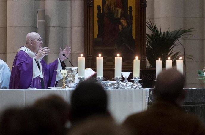El Cardenal Arzobispo de Madrid, Carlos Osoro, presidiendo una misa.