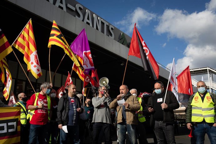 Uns 70 treballadors d'Adif es concentren a l'estació de Sants de Barcelona