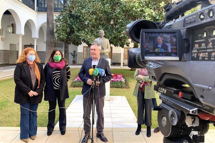 El secretario general del PSOE-A, Juan Espadas, en una imagen de 10 de febrero de su atención a medios en el Parlamento.