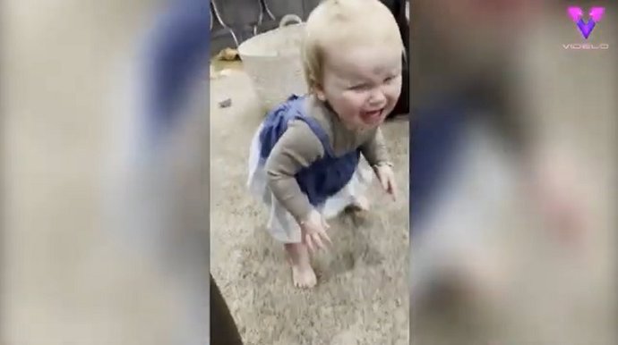 Esta niña se asustó cuando su abuelo celebra el fútbol