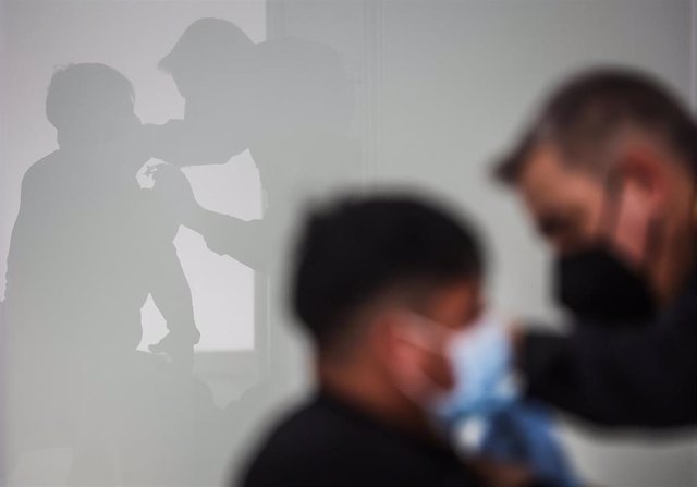 Un hombre recibe la tercera dosis de la vacuna de Moderna en el vacunódromo instalado en la Ciutat de Les Arts i les Ciències, que ha reabierto hoy sus puertas, a 31 de enero de 2022, en Valencia, Comunidad Valenciana (España).